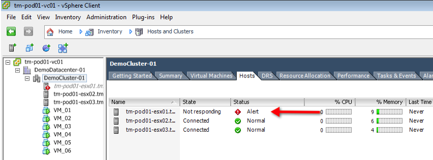 Wenn dieses Problem auftritt, wird VMware HA den Ausfall des Hosts feststellen und versuchen, die geschützten virtuellen Maschinen auf einem funktionsfähigen Host neu zu starten. Abb.