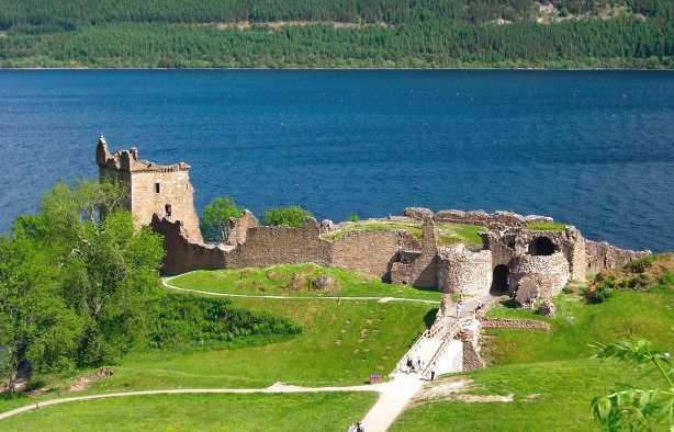 Schottland begeistert auch durch seine raue Landschaft: schroffe Felsgebirge, sturmumtoste Küsten, heidebewachsene Hochmoore und tiefschwarze