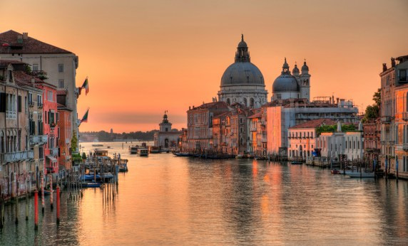 Venedig Klassisch (Abfahrt um 7.10 Uhr Ankunft im Hotel 21.00 Uhr) Ausflug mit Reiseleitung zur Entdeckung der romantischer Stadt der Welt.