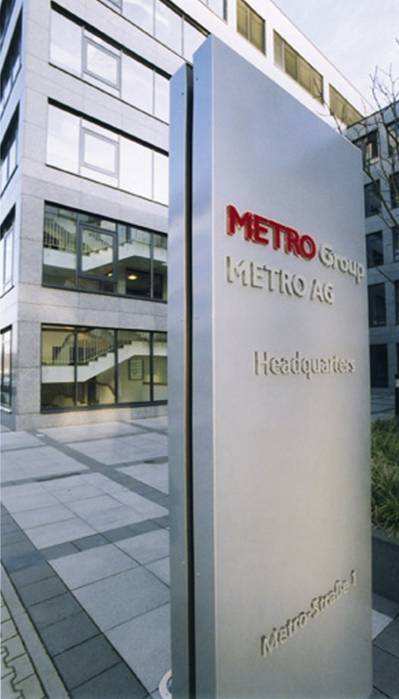 27 Kontakt METRO Group Personal & Soziales Koordination Berufsbildung Schlüterstraße 1 40235 Düsseldorf Tel.: +49 (0) 2 11.68 86-1301 Fax: +49 (0) 2 11.