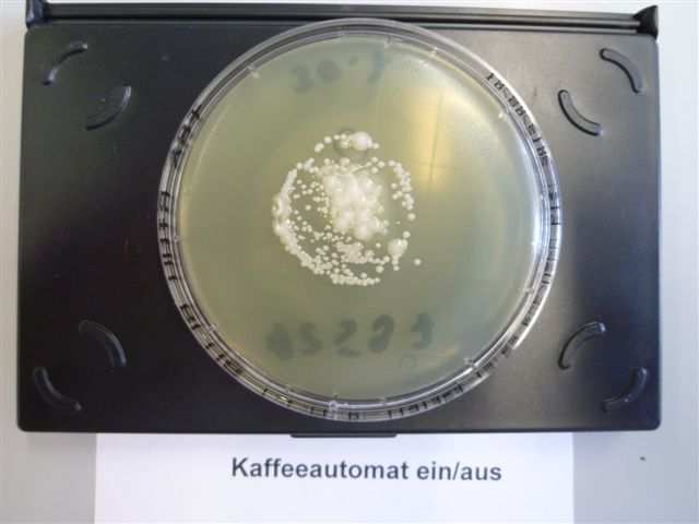 Nachweisstellen von Gram-negativen Bakterien im Schwesternaufenthalt Kaffeeautomat: Abstrichstellen: 1. Ein/Aus-Schalter 2.