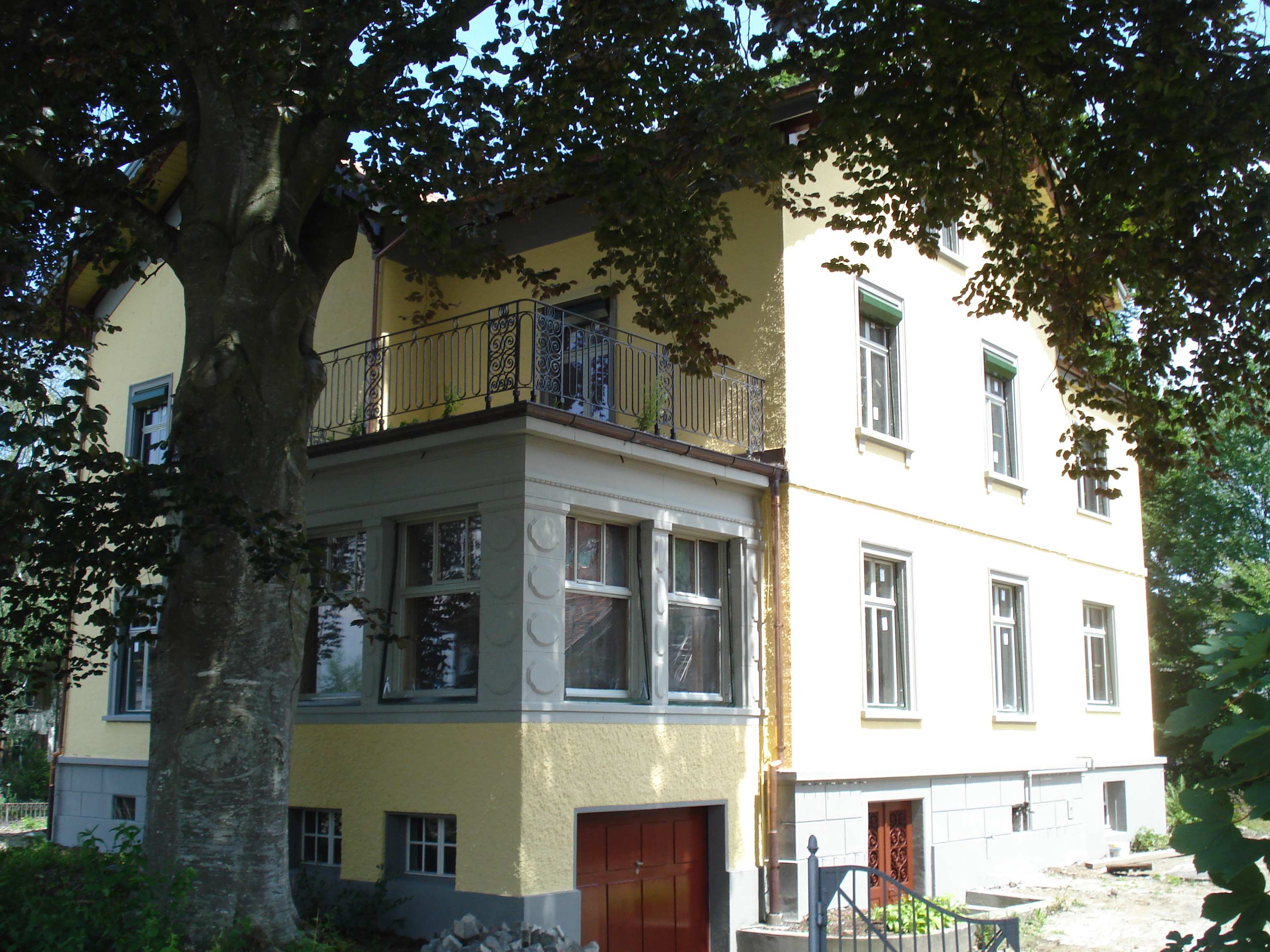 Stilvolle Villa zum Wohnen und Arbeiten im Park Das Wohn- und Geschäftshaus befindet sich an der Eschlikonerstrasse 9 im Ortskern von Münchwilen.