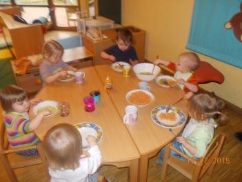 Wir feiern diesen Festtag Ihres Kindes mit den Kindern der Gruppe. Es wäre schön, wenn Sie eine Kleinigkeit für das gemeinsame Frühstück mitschicken.