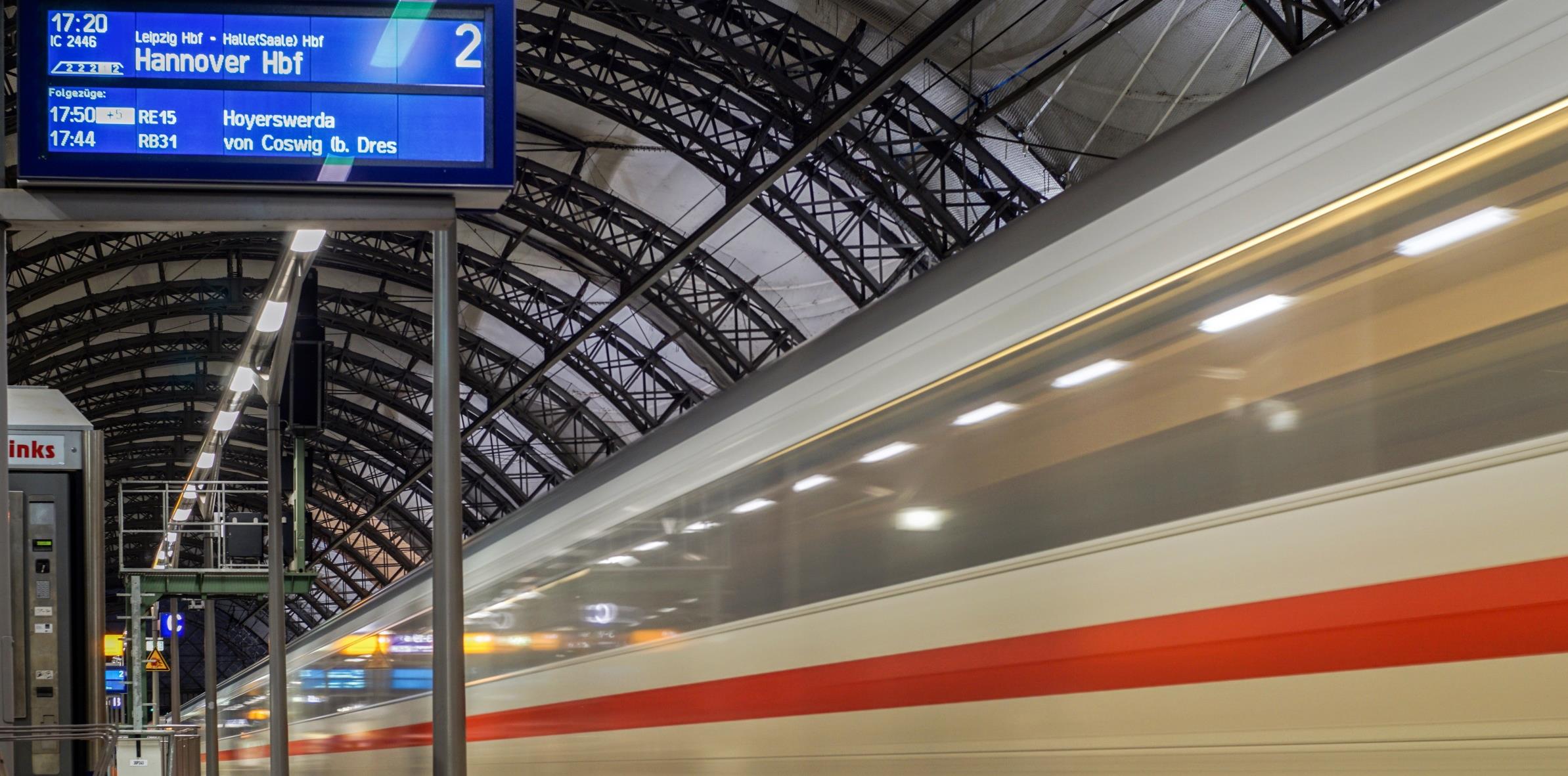 Konzernumbau Zukunft Bahn ist unser Fahrplan für die Zukunft des Schienenverkehrs in Deutschland Ärgernisse beseitigen Bessere Reisendeninformationen Saubere, funktionsfähige Fahrzeuge Saubere