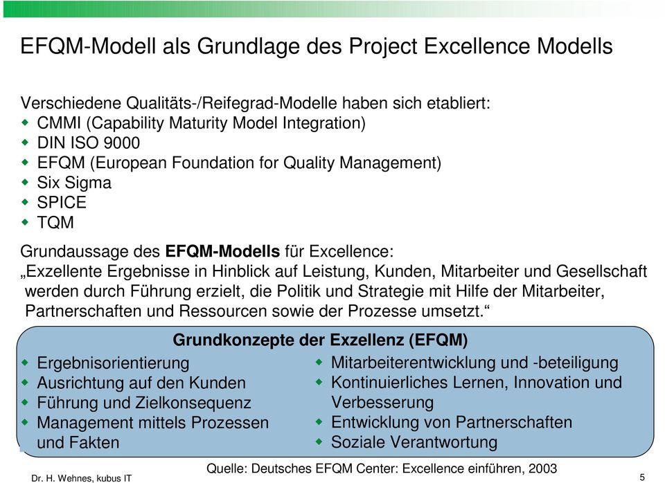 Führung erzielt, die Politik und Strategie mit Hilfe der Mitarbeiter, Partnerschaften und Ressourcen sowie der Prozesse umsetzt.