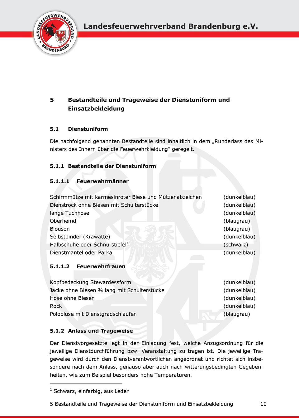 Feuerwehrmänner Schirmmütze mit karmesinroter Biese und Mützenabzeichen Dienstrock ohne Biesen mit Schulterstücke lange Tuchhose Oberhemd Blouson Selbstbinder (Krawatte) Halbschuhe oder Schnürstiefel