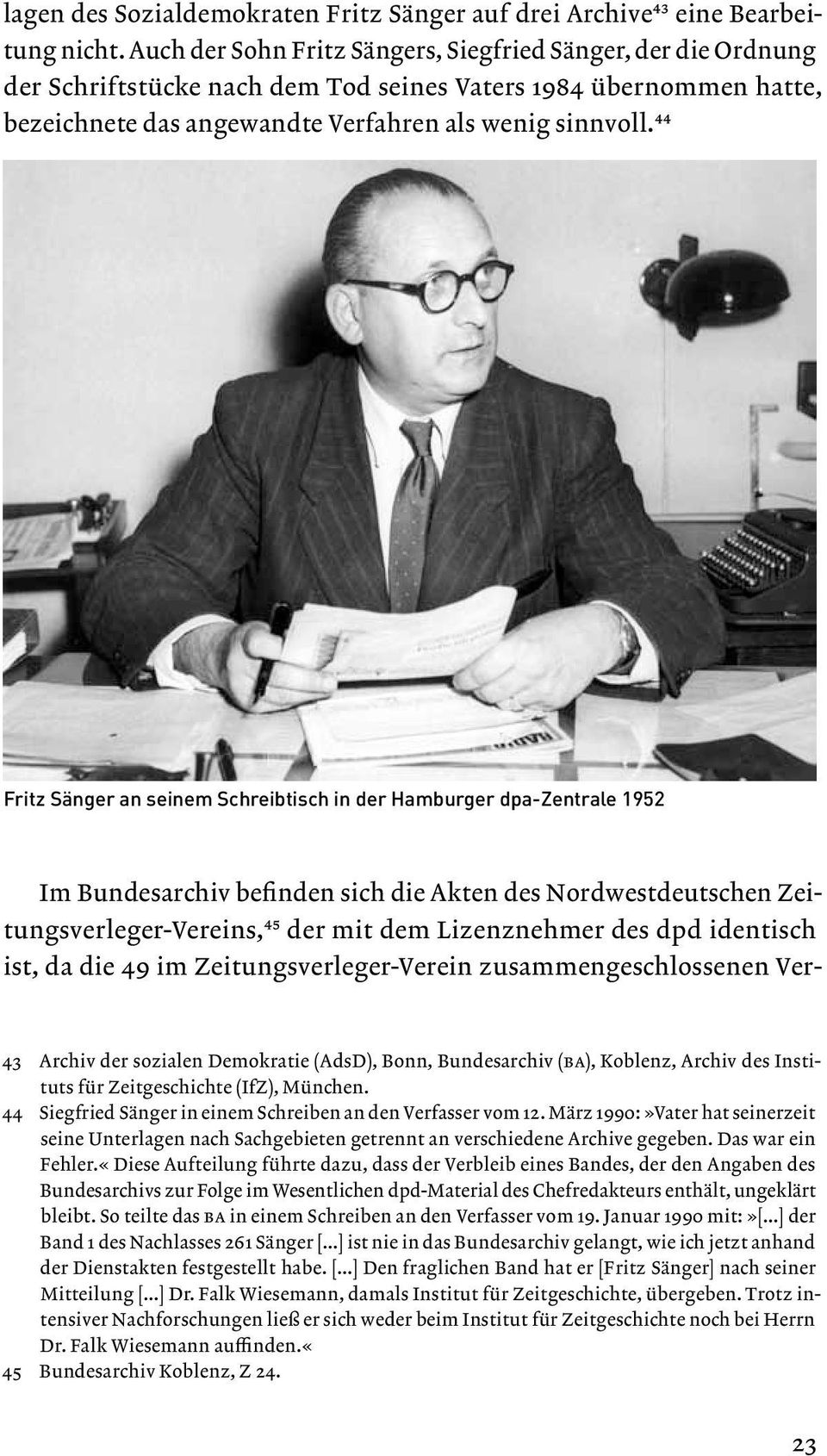 44 Fritz Sänger an seinem Schreibtisch in der Hamburger dpa-zentrale 1952 Im Bundesarchiv befinden sich die Akten des Nordwestdeutschen Zeitungsverleger-Vereins,45 der mit dem Lizenznehmer des dpd