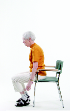 Übung 15: Beugung und Streckung des Rückens Setzen Sie sich mit aufrechtem Rücken auf einen Stuhl, rutschen Sie etwas nach vorne, so dass Sie frei sitzen und die Rücklehne nicht berühren.