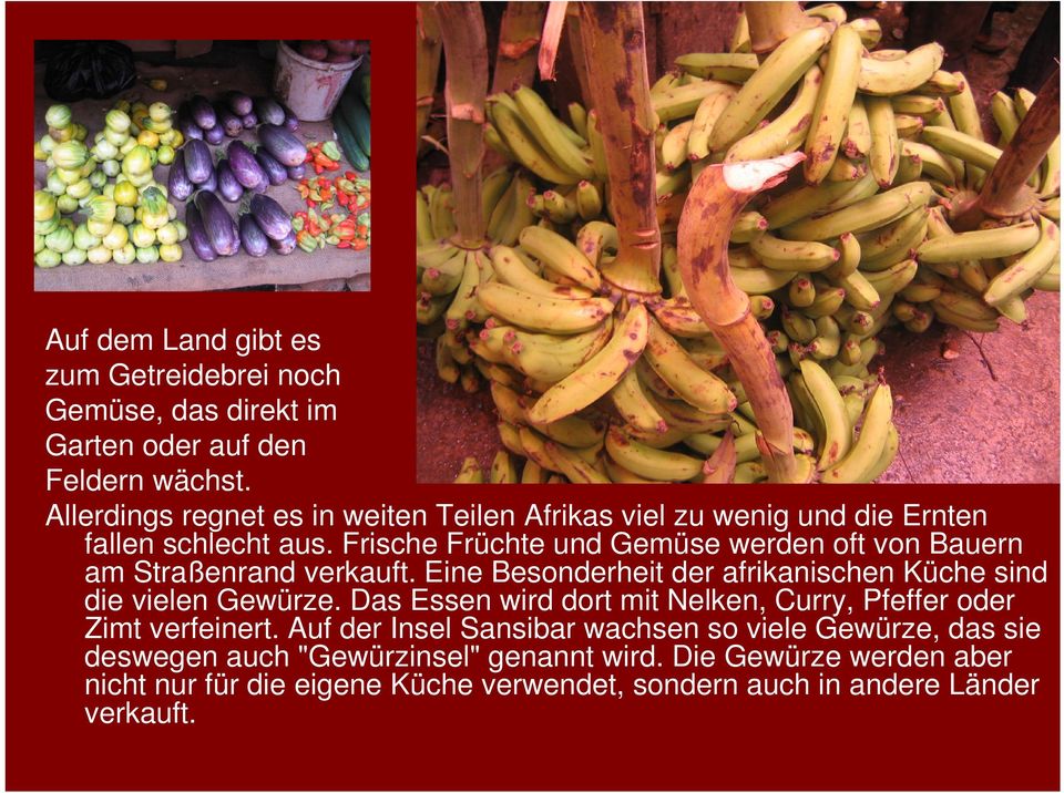 Frische Früchte und Gemüse werden oft von Bauern am Straßenrand verkauft. Eine Besonderheit der afrikanischen Küche sind die vielen Gewürze.