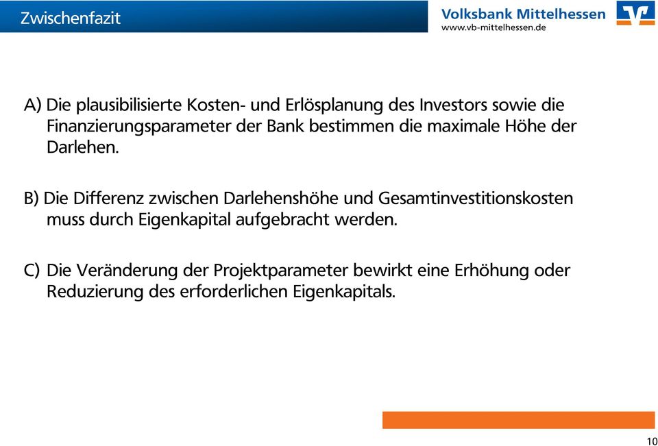 B) Die Differenz zwischen Darlehenshöhe und Gesamtinvestitionskosten muss durch Eigenkapital