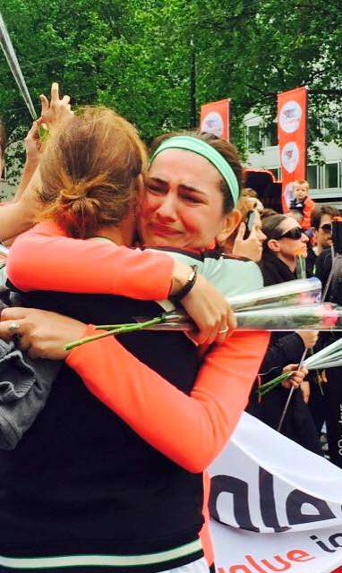 Roparun Längster Staffellauf der Welt Der Roparun ist ein Charity-Staffellauf von Hamburg nach Rotterdam (und von Paris nach Rotterdam), bei dem die teilnehmenden Teams Geld für krebskranke Menschen