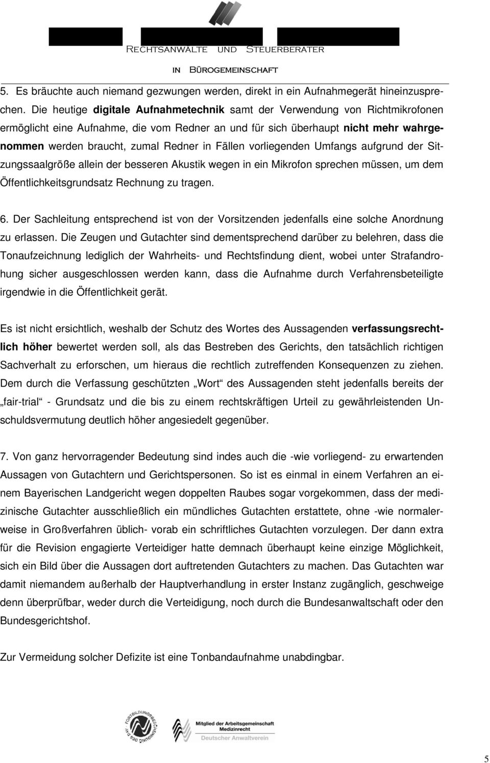 Fällen vorliegenden Umfangs aufgrund der Sitzungssaalgröße allein der besseren Akustik wegen in ein Mikrofon sprechen müssen, um dem Öffentlichkeitsgrundsatz Rechnung zu tragen. 6.