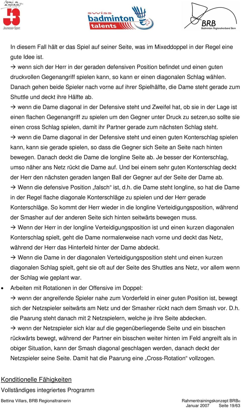 Danach gehen beide Spieler nach vorne auf ihrer Spielhälfte, die Dame steht gerade zum Shuttle und deckt ihre Hälfte ab.