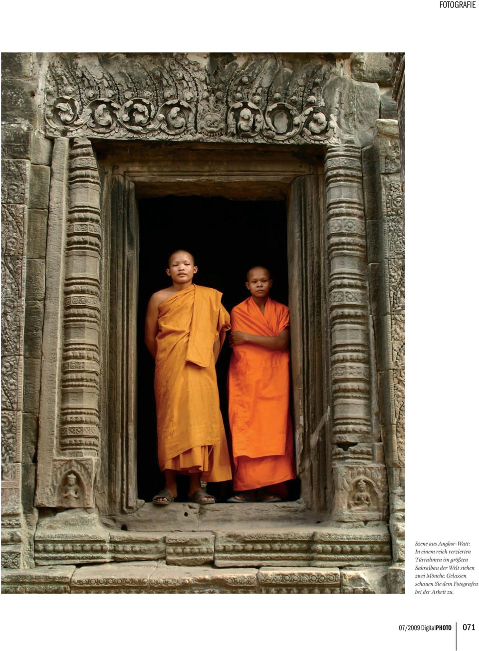 Welt stehen zwei Mönche.