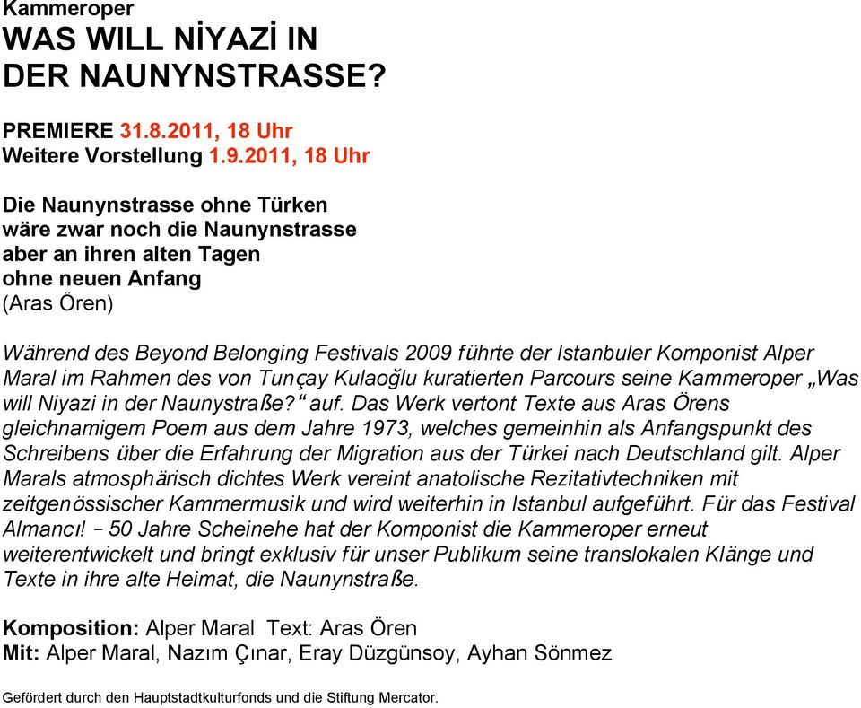 Komponist Alper Maral im Rahmen des von Tunçay Kulaog lu kuratierten Parcours seine Kammeroper Was will Niyazi in der Naunystraße? auf.