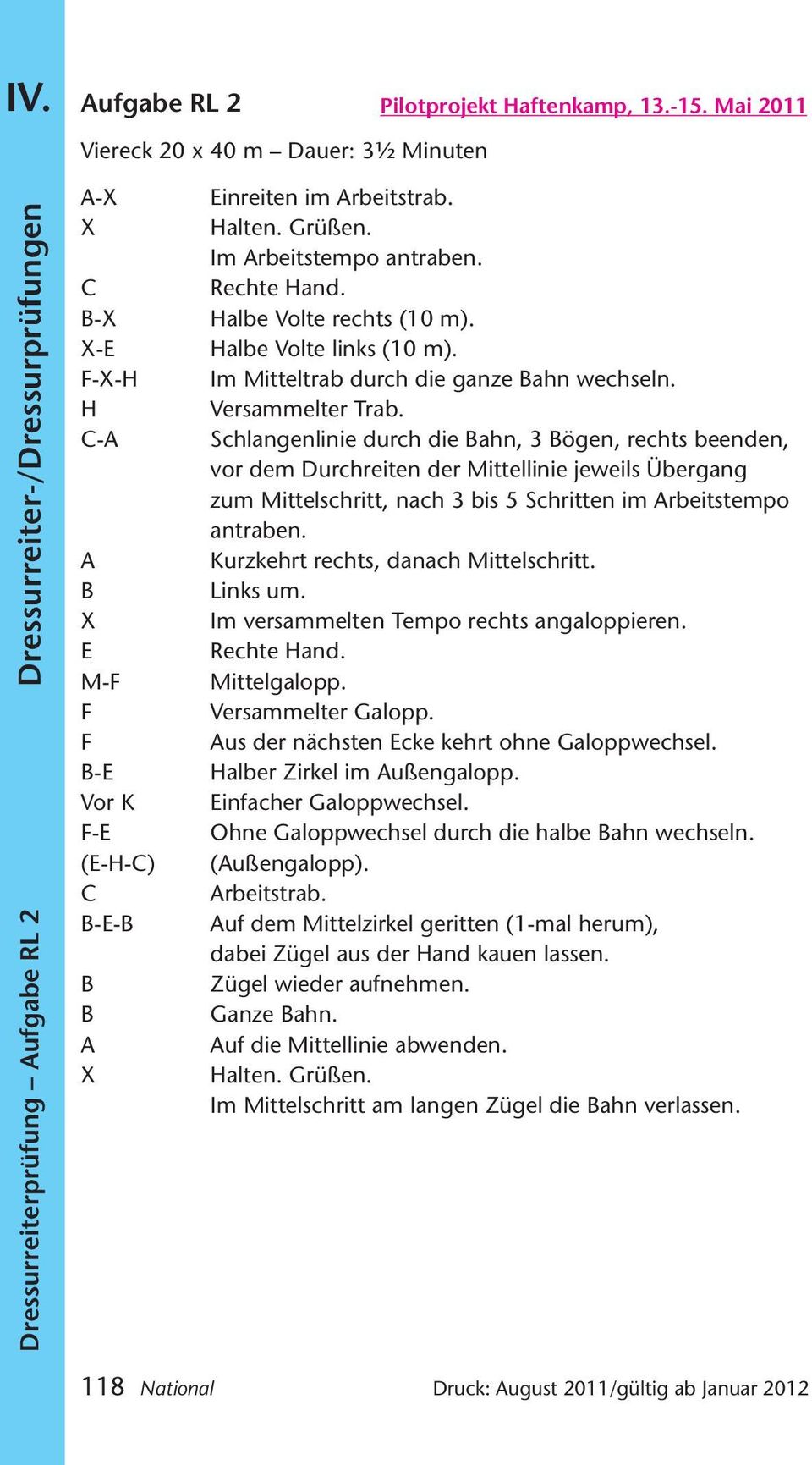 Grüßen. Im Arbeitstempo antraben. Rechte Hand. Halbe Volte rechts (10 m). Halbe Volte links (10 m). Im Mitteltrab durch die ganze Bahn wechseln. Versammelter Trab.