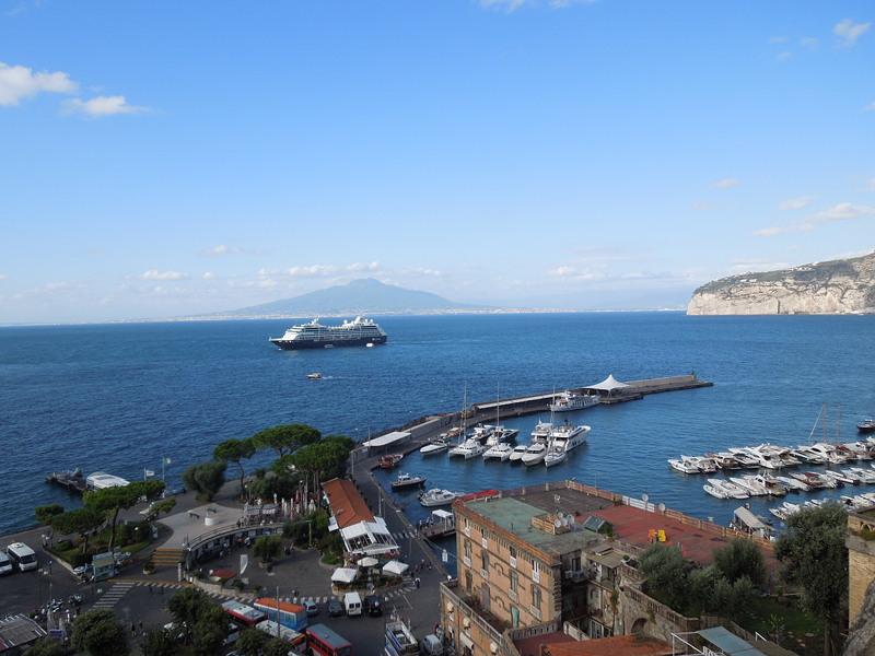 wunderschönen Häfen: Sorrent, Amalfi, Taormina, La Valetta, Syrakus Unser kleines Schiff bietet jede Menge Luxus und