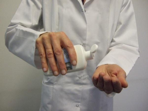 Die Händedesinfektion Die Haut wird weniger belastet als beim Waschen der Hände: Intakte Haut verkraftet eine Händedesinfektion problemlos.