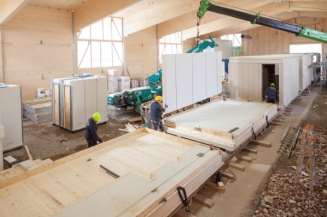 Holzmodulbau Anlieferung von Fertigteilelementen Fertigung von Raumzellen In der Field-Factory fertige Elemente und einzelnen Komponenten zu Wohnmodulen