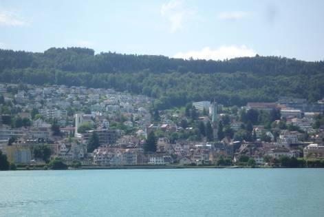 Horgen als Lebensraum Eine kleine Stadt mit ca. 20 000 Einwohnern und einer Grösse von 2110 ha, davon 1009 ha Wald, befindet sich an der attraktiven Lage zwischen dem Zürichsee und der Albiskette.