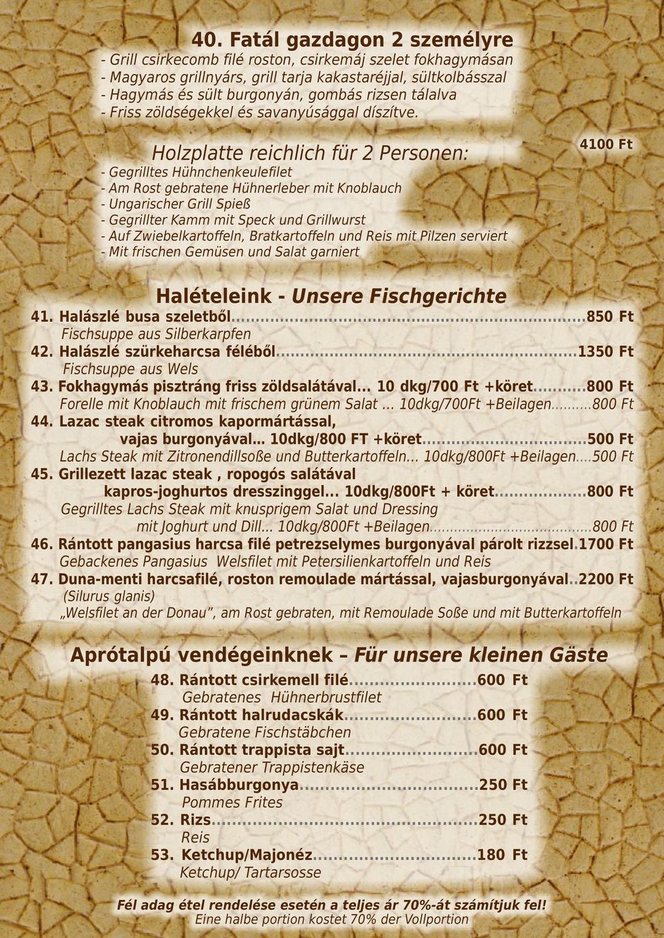 Holzplatte reichlich für 2 Personen: - Gegrilltes Hühnchenkeulefilet - Am Rost gebratene Hühnerleber mit Knoblauch - Ungarischer Grill Spieß - Gegrillter Kamm mit Speck und Grillwurst - Auf