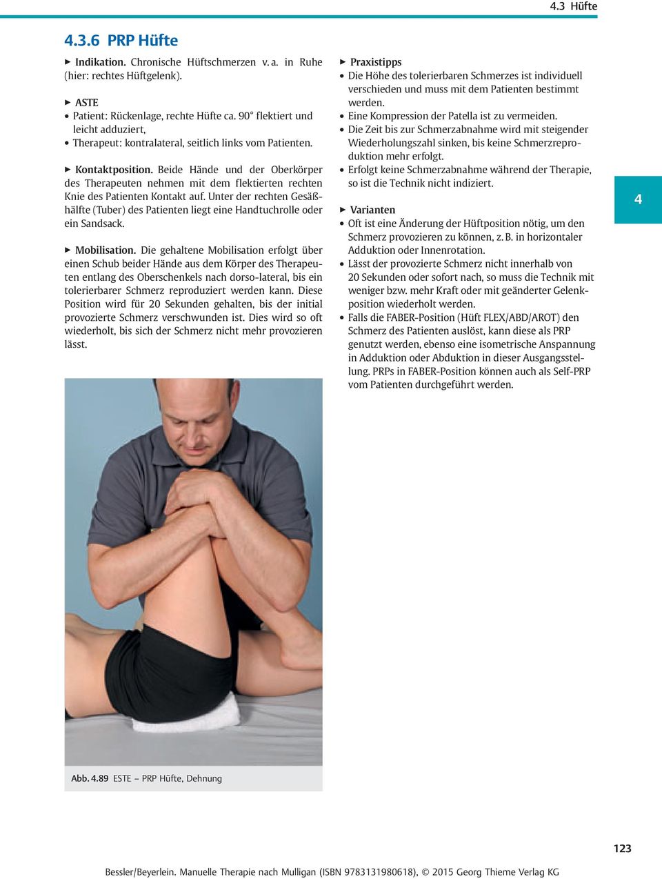 Beide Hände und der Oberkörper des Therapeuten nehmen mit dem flektierten rechten Knie des Patienten Kontakt auf.