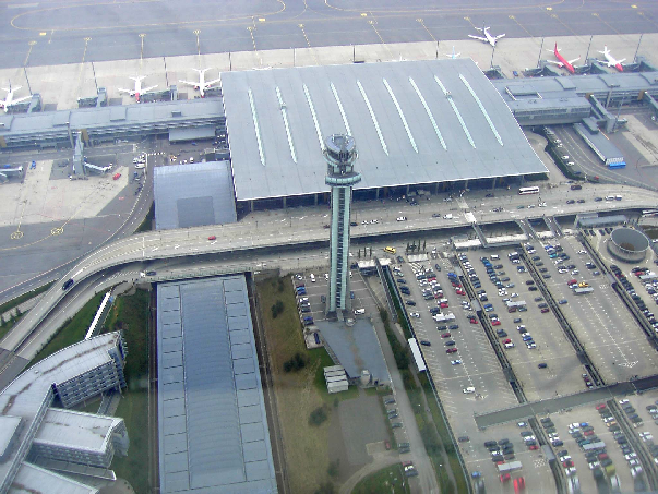 Mittwoch Der nächste Morgen zeigt eine weitere, unerwartete Besonderheit von Oslo, nämlich dichten Bodennebel. Obwohl 90 Meter hoch, ist die Spitze des Towers auf dem Flugplatz nicht zu erkennen.