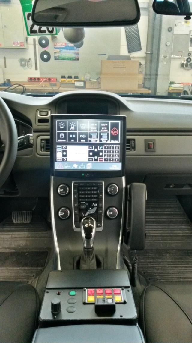 In Opel Zafira und Volvo V70 Verbau mit 10 -Display Anzeige im 10 -Touch-Display Steuereinheit im