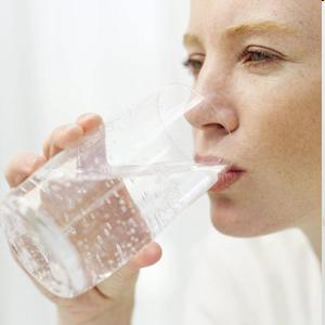2. Richtig Trinken! Ein großes Glas Wasser vor der Mahlzeit füllt den Magen und kann zum Sättigungsgefühl beitragen,.