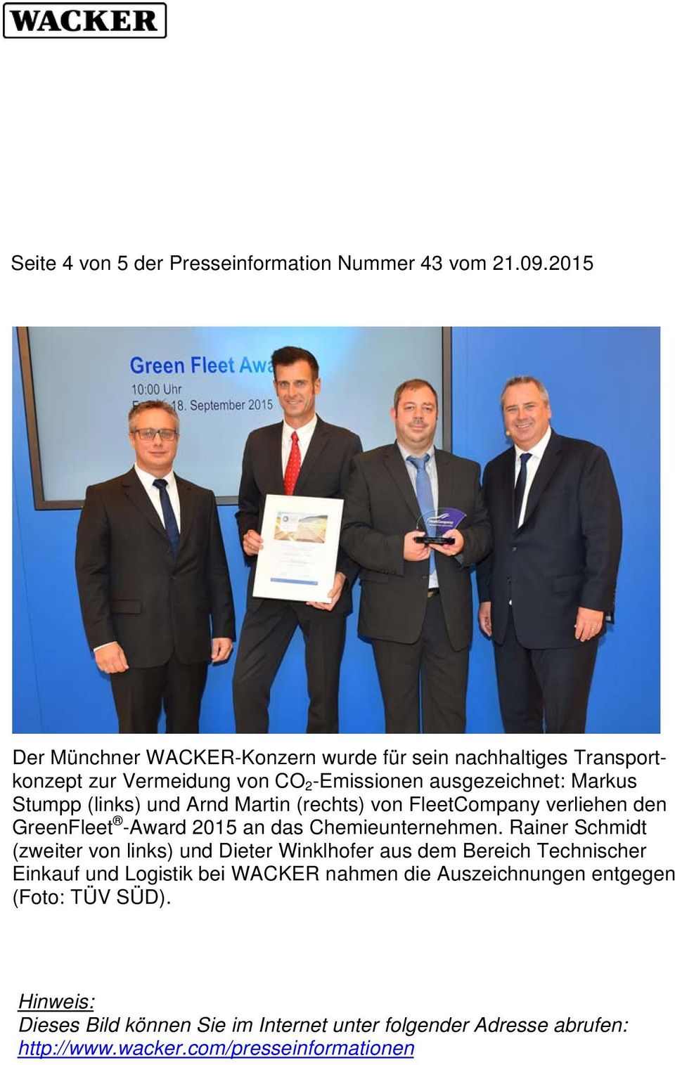 (links) und Arnd Martin (rechts) von FleetCompany verliehen den GreenFleet -Award 2015 an das Chemieunternehmen.