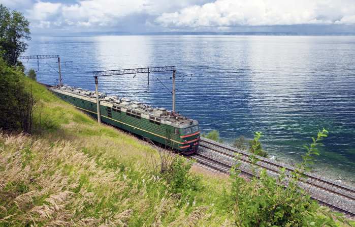 Auf der mystischen Insel Olchon tauchen Sie ein in die Welt der Schamanen und bei Fahrten mit der Transsibirischen Eisenbahn reisen Sie bequem entlang des Sees.