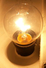 Versuch: Die Glühlampe brennt (Lehrerversuch) Eine normale und eine mit einer Öffnung