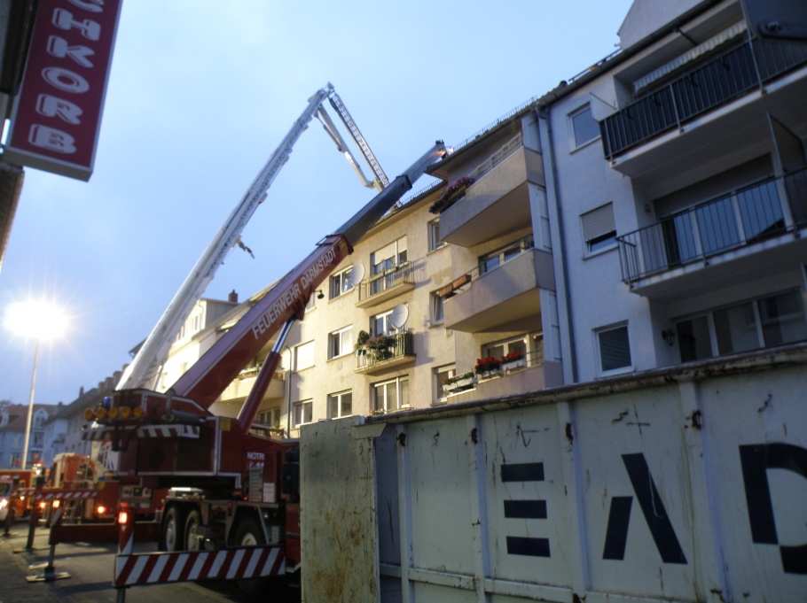Darmstadt, 05.0.204 Dachstuhlbrand in einem Mehrfamilienhaus.