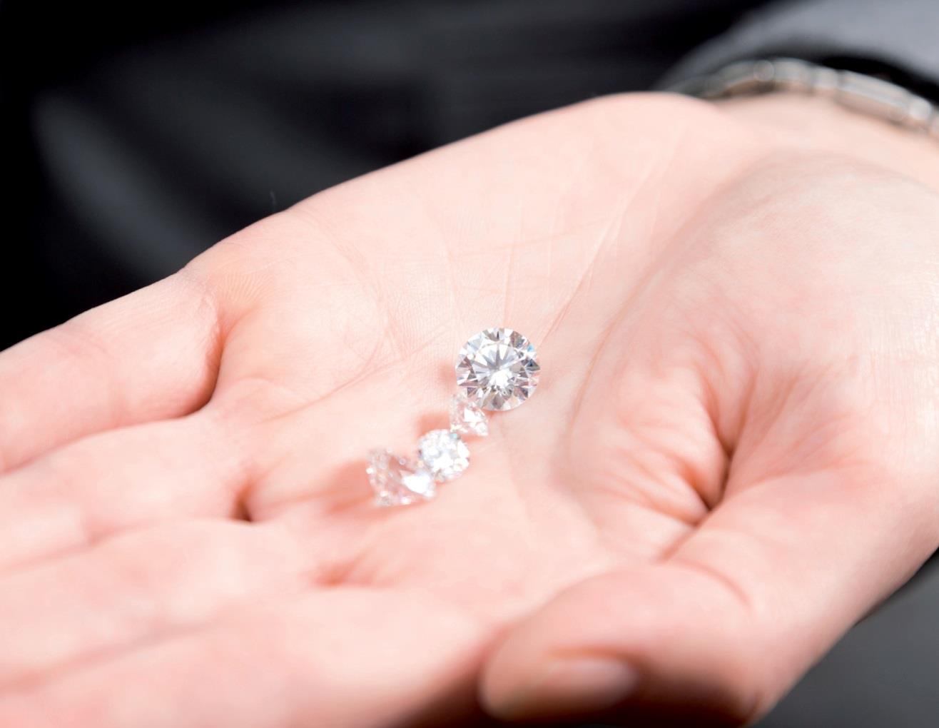 Diamanten sind ein kompakter Vermögensspeicher! 1 Karat = 24.000 EUR 2 Karat = 95.000 EUR 3 Karat = 280.000 EUR 4 Karat = 420.