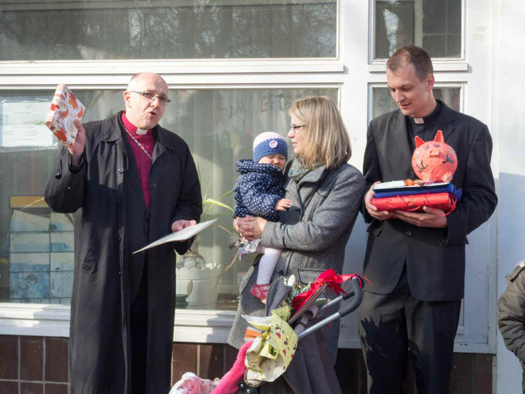 Abschiedsworte von Missionsdirektor Zieger für Familie Beneke Bischof Voigt übereicht Familie Beneke zum Abschied ein Buch.