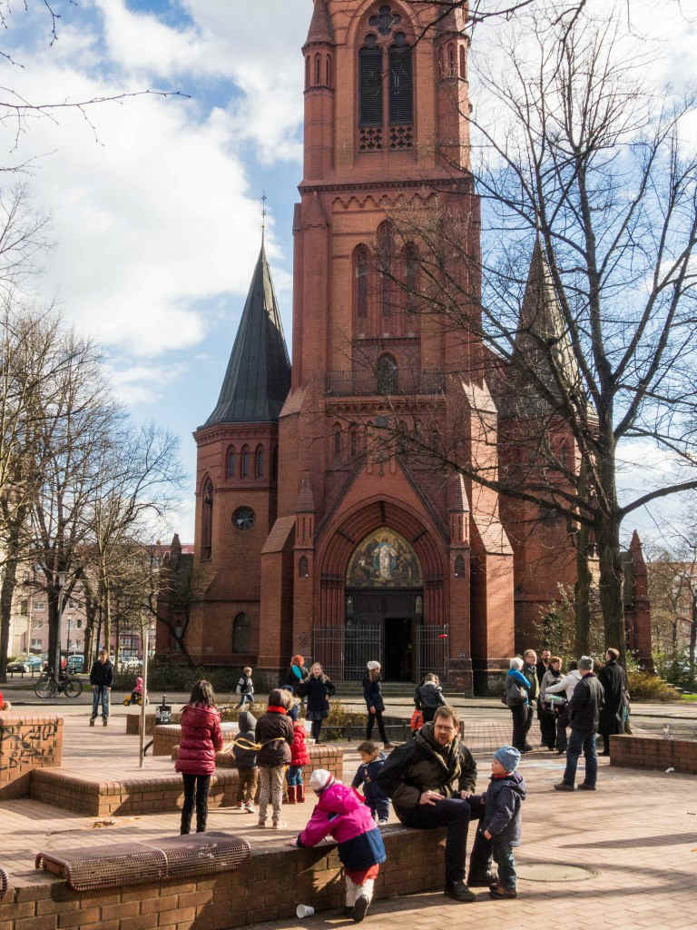 Die Lukaskirche wurde 1891-93 nach Plänen des Architekten Julius Zeißig erbaut, von dem auch die Dresdner St.