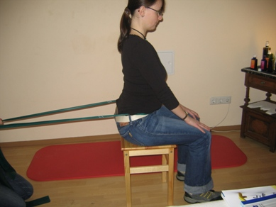 Übung 10: Seitliches Bewegen des Beckens - Rückenlage auf Gymnastikmatte - Beine sind ausgestreckt - Bein im Wechsel nach unten raus schieben / verlängern - 10 Wiederholungen Übung 11: Rotation