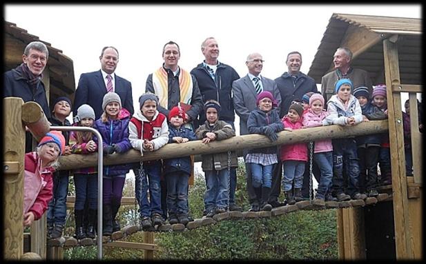 Ritterburg eingeweiht Der Kindergarten erhielt ein neues Spielgerät, von den Kindern Ritterburg genannt.