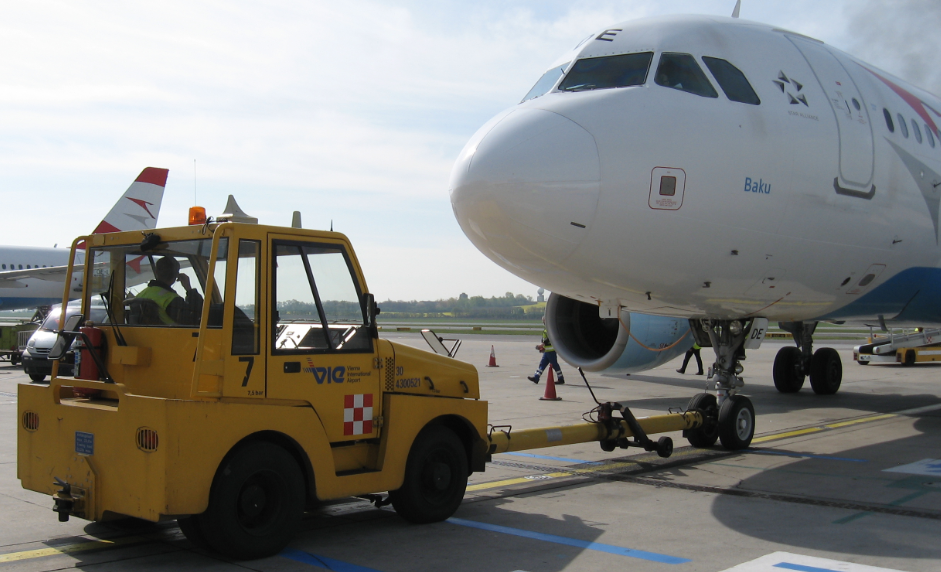 6 Erhebung des IST-Zustandes am Flughafen Wien sinnvoller, wenn das Flugzeug, vor allem bei la ngeren Strecken, von einem Schleppfahrzeug bewegt wird.