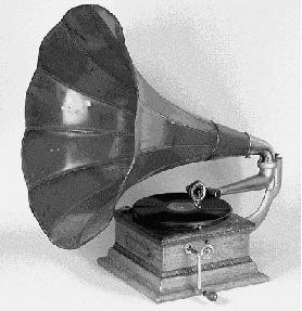 Leider litten die Wachszylinder zum einen unter großem Verschleiß und zum anderen musste jeder Zylinder einzeln aufgenommen werden, doch Edison legte mit seinem Phonographen bereits den Grundstein