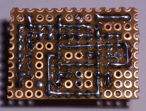 Der erste Mikrocomputer - Platine Löten Erst wenn das alles Ok ist, beginne damit, die Bauteile mit versilbertem Draht auf der Rückseite der Platine zu verbinden.