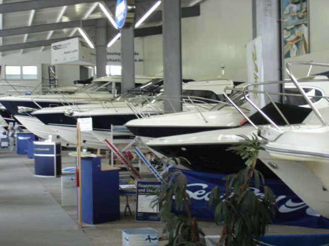 Yacht-Handel / Yacht-Service A+A Boote A+A Boote bietet Ihnen modernste Motorboote vom Einsteigerboot, über die Fahrtenyacht bis zum schnellen Runabout im Classic-Design mit Elektroantrieb oder