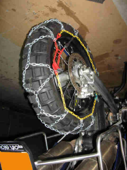 4. Spannkette an die Segmente anpassen Den Reifen auf die andere Seite drehen und mit der Anpassung der Spannkette (gelb) fortfahren: 5.