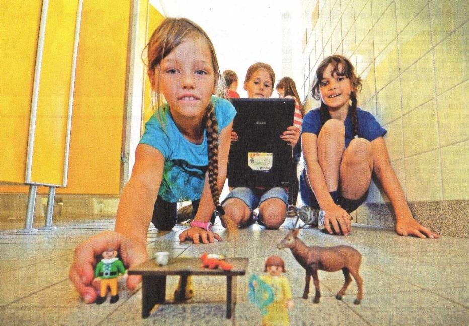 LehrplanPLUS Kunst Kunst Lernbereich 3: Visuelle Medien Legosteine, -figuren Playmobilsteine, -figuren Gliederpuppen Kamera, Handy oder ipad S überlegen sich eine Szene: Was