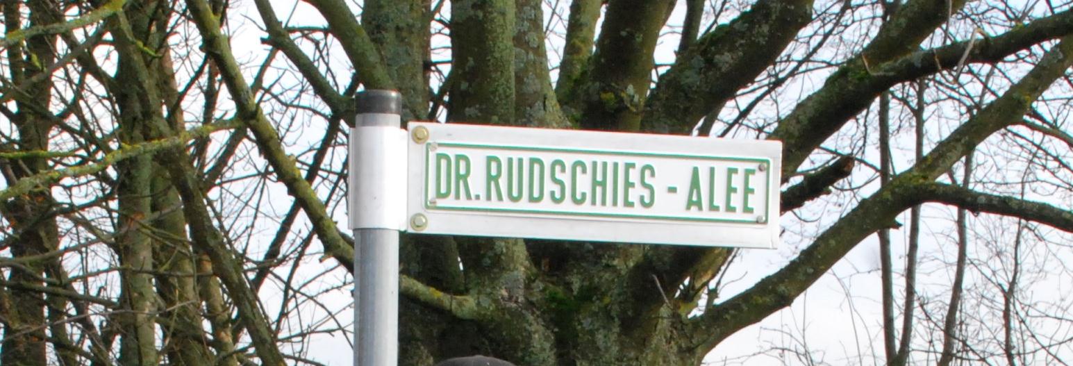 Jagdpächter Dr. Heinz Rudschies für 27 Jahre Hege und Pflege der Jagd in Eitensheim. Foto: M. Stampfer Die von Ihm gepflanzte und nach ihm benannte Dr.