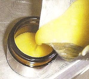 PROPOLIS PRODUKTE Herstellung von Lippenbalsam Olivenöl, Bienenwachs, Honig, Orangenöl, Propolislösung