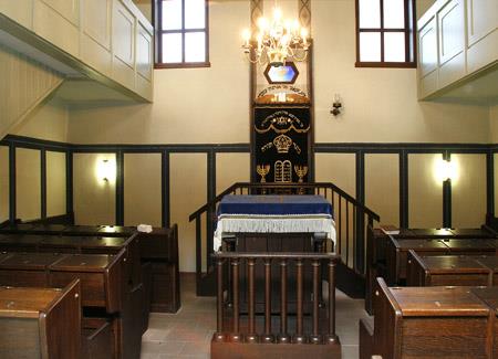 als erste Synagogen eingerichtet.