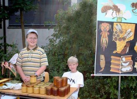 9. Imkern an Schulen - Imkern macht Schule Auch Imker brauchen Nachwuchs! Was liegt deshalb näher, als bereits Schulkinder an die Bienenhaltung heranzuführen und sie für die Imkerei zu begeistern.