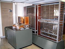 Geschichte: 1945-1955 Hardware: Elektronenröhren und Relais keine Betriebssysteme keine Programmiersprachen, auch kein Assembler Programmierung durch Verkabelung oder Lochkarten Zuse Z3 von Konrad