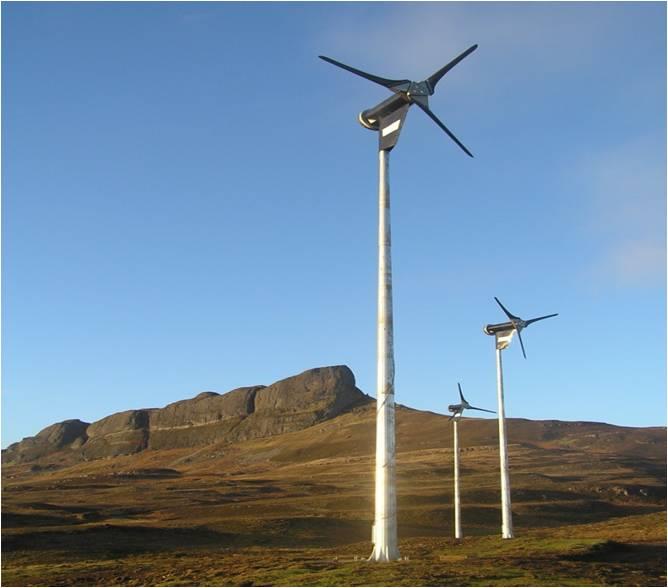 ZUSAMMENFASSUNG > Eines der ersten Systeme, bei dem PV, Wind und Wasserkraft in ein gemeinschaftlich genutztes Stromnetz integriert sind!